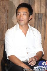 组图：汪小菲火速澄清未欠薪 上衣绷开闹笑话