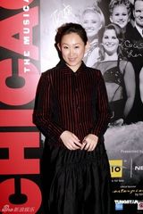 幻灯图：原子惠低胸红色洋装抢镜 黄秋生酷劲十足 