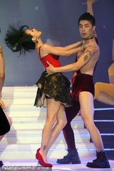 组图：小S大秀性感走猫步 登台与裸男热辣共舞