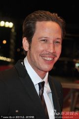 组图：《回家》柏林首映女主角阿加瑟深V黑裙抢镜