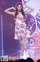 组图：韩团2NE1《M countdown》打榜拿第一