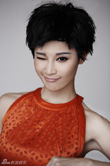 组图：石小群古灵精怪生日写真传递正能量