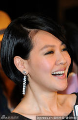 组图：小s现身北京 辣妈黑纱长裙秀美腿