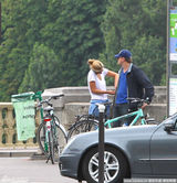 幻灯图：莱昂纳多与女友巴黎街头骑单车 大秀恩爱