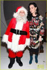 组图：水果姐梅尔浪漫约会 与圣诞老人合影显俏皮
