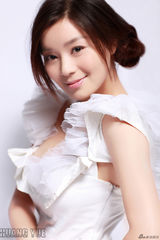 组图：嘉妮发片在即 人气爆棚代言达七位数