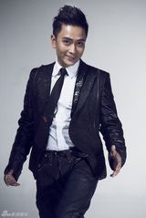 组图：谢君豪西装写真潇洒大气 被赞“舞台之王” 