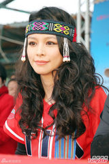 组图：徐若瑄携母亮相 装扮民族风