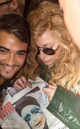 组图：LadyGaga现身寓所与粉丝合影 鼻环抢镜