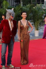 组图：巩新亮深v露乳提裙秀大腿 狼头男造型怪异