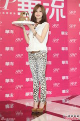 组图：王心凌开心办庆生会 许愿当包租婆