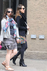 组图：杰西卡-阿尔芭黑色外套搭几何图案彩裙