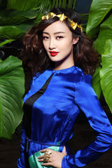 组图：赵子琪优雅登封面 为自己淋漓尽致的生活