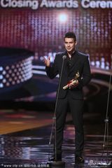 组图：《警界黑幕》获艺术成就奖 赵雅芝颁奖