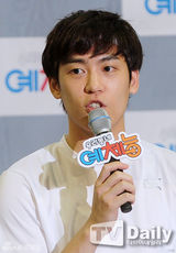 组图：《艺体能》现场 昌珉李钟秀玩命练习