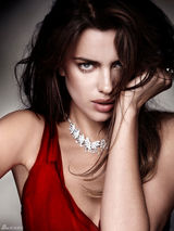 组图：C罗女友伊莉娜-莎伊克红衣出镜妩媚多姿