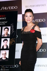 组图：廖碧儿亲自上阵为陈豪护肤 现场打情骂俏