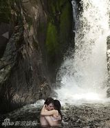 组图：《暮光4上》登杂志封面 两主角水中相拥