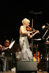 高清图：陕北民歌唱响欧洲 郝歌RNB曲风演绎