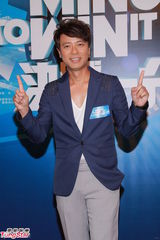 组图：李克勤回无线主持《决战一分钟》