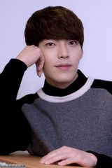 高清：《继承者》金宇彬抱公仔暖男气质无法挡