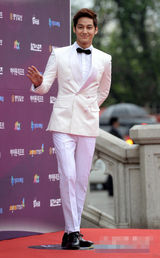 组图：金汎(金范)白色西装潇洒挺拔俊朗迷人