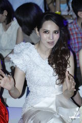 组图：伊能静鬼魅迷人look看秀 见牙不见眼聊得欢