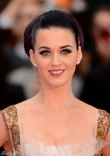 组图：凯蒂-佩里红蓝白假睫毛闪耀英国首映