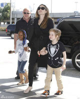 高清图：朱莉带女儿现身机场 希洛男生装扮可爱
