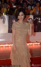 组图：上海电视节红毯 张萌裸色晚装显优雅