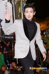 组图：李准灰西服帅气 红毯挥手显亲和