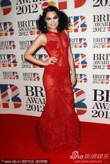 组图：Jessie J透视裙极尽诱惑 登台为火星哥颁奖