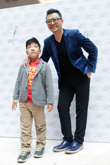 组图：郭涛携子开店捞金 石头叫兽头萌翻全场