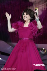 组图：蔡琴百万精华上海演唱会 回忆往事泪盈眼眶