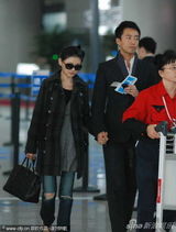 组图：大S与汪小菲十指紧扣宣告恋情 拎名包显贵气