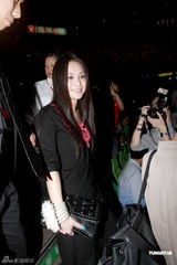 组图：阿娇素颜现身捧场卫兰个唱 被拍照大方露微笑