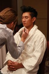 组图：吴奇隆入住杜莎蜡像馆 宽衣量身不忘搞怪