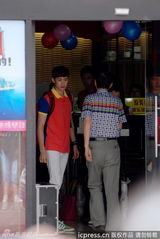 组图：尼坤休闲装厦门赶拍电视剧 粉丝求见真容