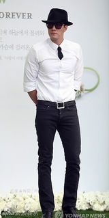 组图：李秉宪李珉廷大婚甜蜜互送吻 群星道贺