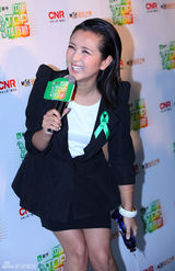 组图：TOP榜后台群星开心合照 奖杯似巨型针头