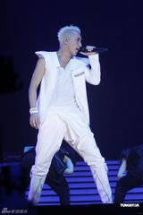 组图：韩庚个唱上演万人大合唱 与女舞者挑逗热舞