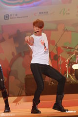 组图：李克勤郑欣宜开唱 鼓励年青人追梦