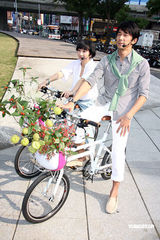 高清图：陶晶莹夫妇携手宣传旅游 骑自行车入场