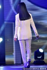 高清组图：杨钰莹白衣飘飘甜美献唱 不见岁月痕迹