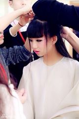 组图：小彩旗春晚后台照曝光 飘逸白裙嘟嘴卖萌