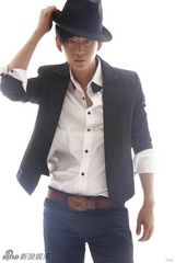 组图：黄明爵士风写真曝光 优雅诠释多变型男