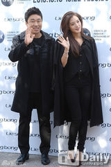 组图：JYJ金在中黑白虎纹上衣亮相首尔时装周