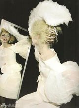 组图：俄罗斯超模萨莎写真展梦幻气质