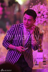 组图：何炅崔始源聚好友婚礼 俞灏明束发现身