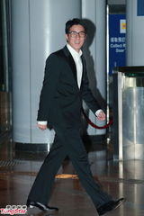 组图：晶刚香港婚宴 房祖名西装帅气现身